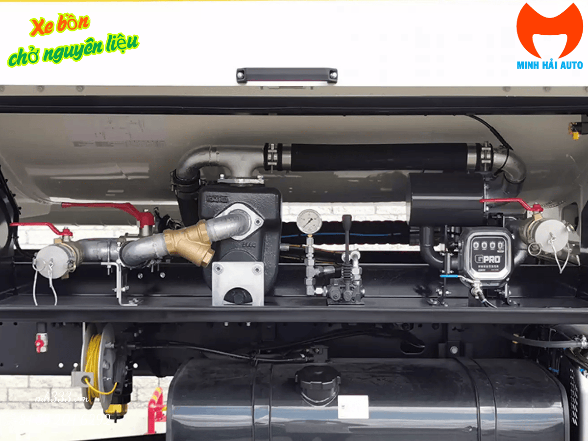 Cận cảnh hệ thống bơm và đồng hồ đo lường trên xe bồn 10 khối.