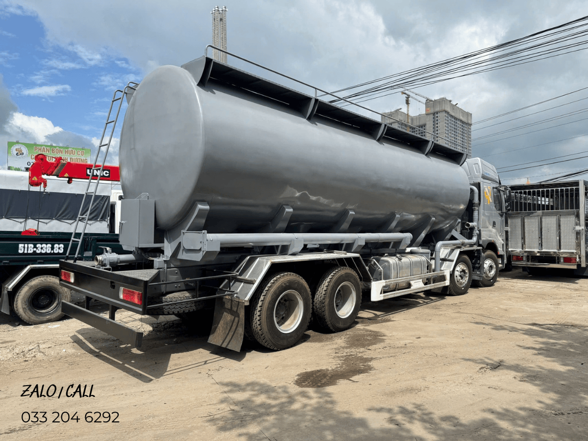 Cận cảnh hệ thống bồn chứa và máy thổi của xe bồn thổi chở cám 28m3 ChengLong.