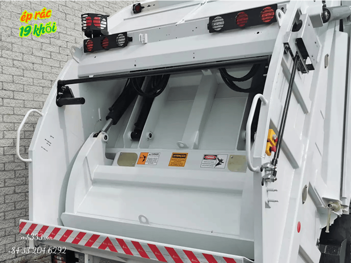Cận cảnh hệ thống càng nâng của xe ép rác 19 khối Alpha 19, cho thấy cơ cấu chắc chắn.