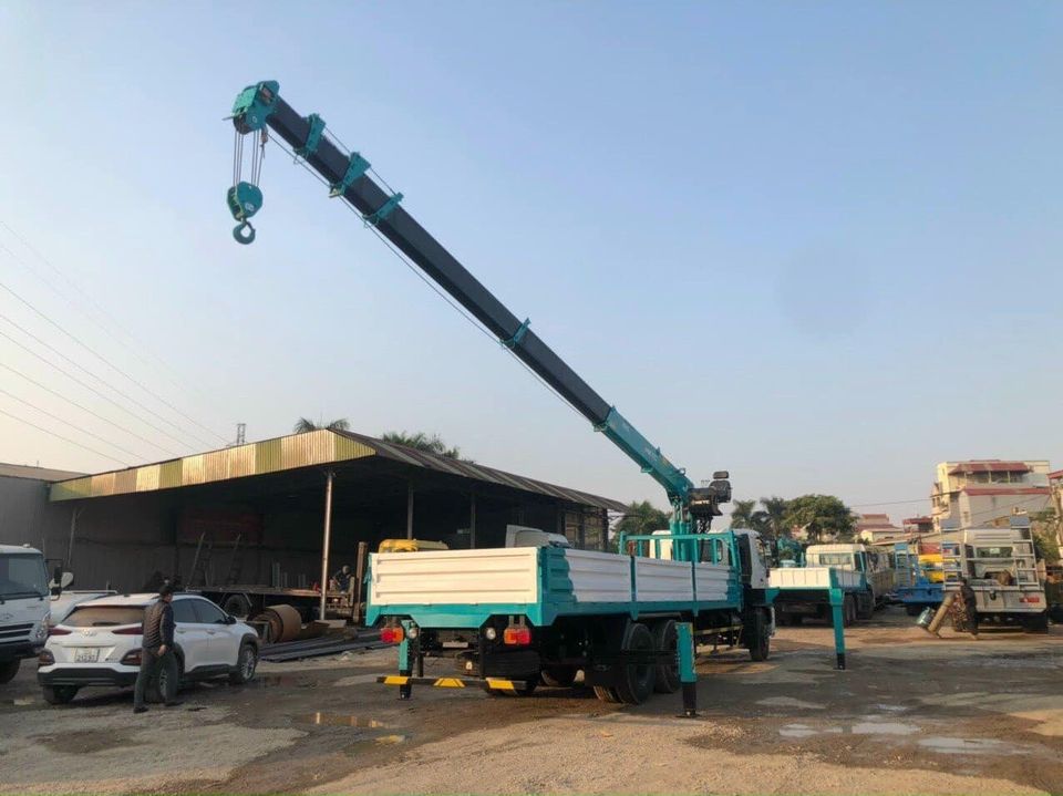 Cận cảnh hệ thống cẩu Hyundai Everdigm HLC-8016 trên xe cẩu thùng 8 tấn.