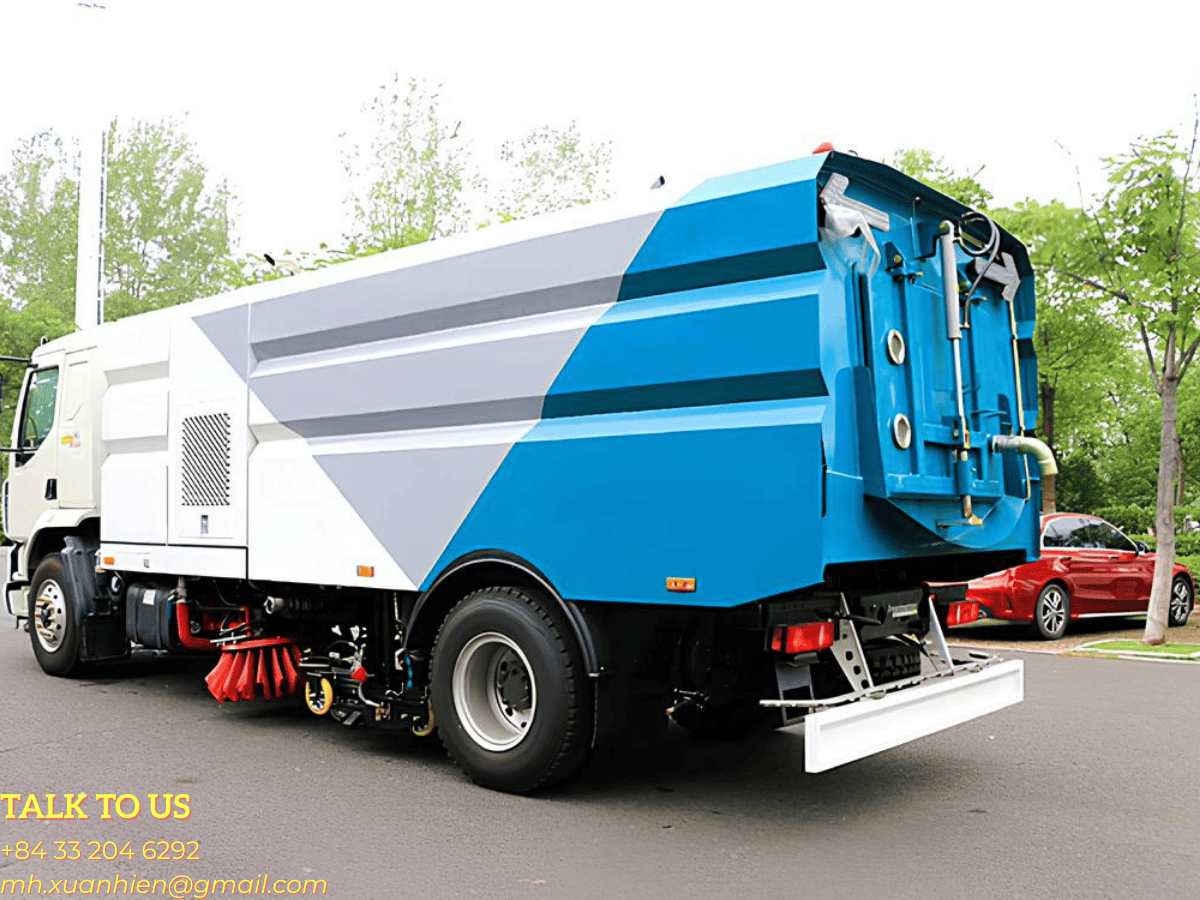 Cận cảnh hệ thống chổi quét và miệng hút siêu rộng của xe Chenglong đang hoạt động, cho thấy khả năng thu gom rác và bụi bẩn hiệu quả.