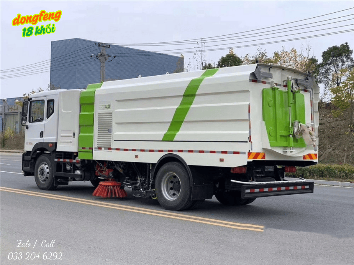 Cận cảnh hệ thống chổi quét và vòi phun của xe quét rửa đường 18 khối Dongfeng.