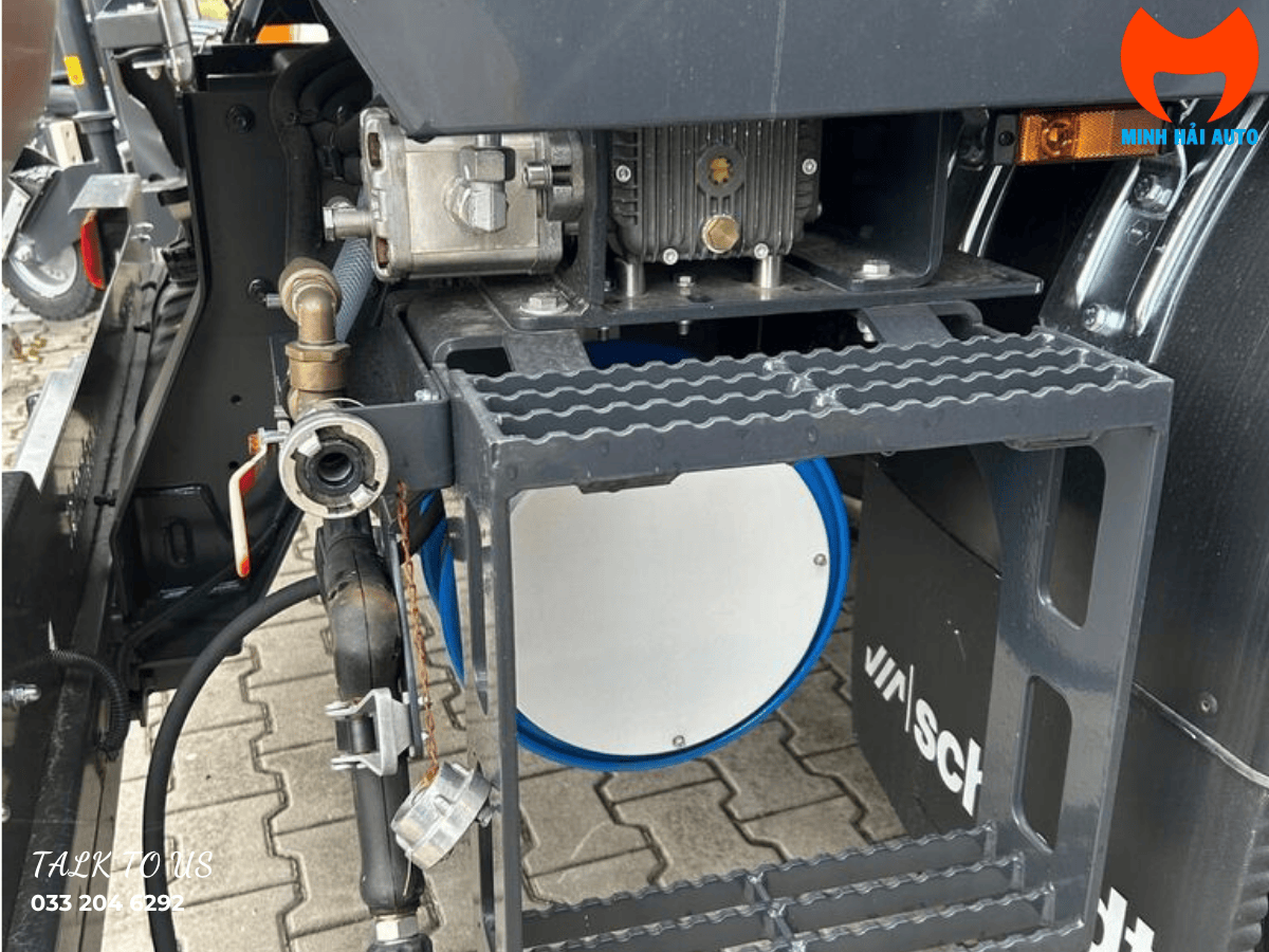 Cận cảnh hệ thống quét chuyên dụng Schmidt SK 660 DUAL trên xe quét rác 15 khối, thể hiện công nghệ làm sạch vượt trội từ Đức.