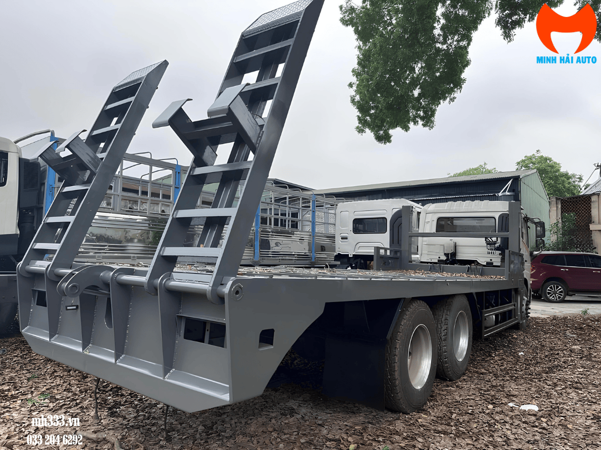 Cận cảnh hệ thống tời thủy lực 15 tấn và cầu dẫn gập của xe nâng đầu chở máy Dongfeng.