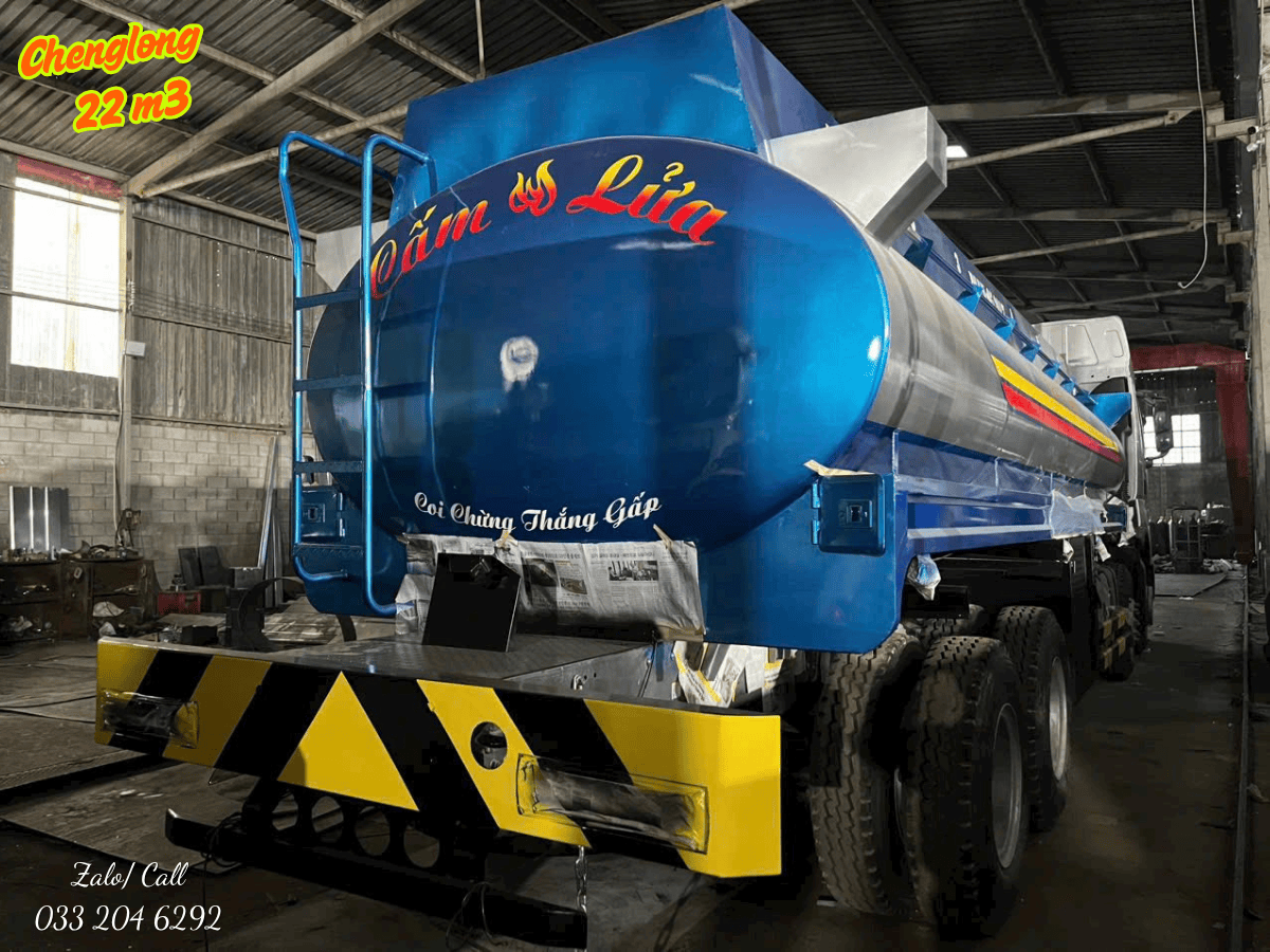 Cận cảnh hệ thống xi téc hợp kim nhôm của xe téc xăng dầu Chenglong 22 khối.