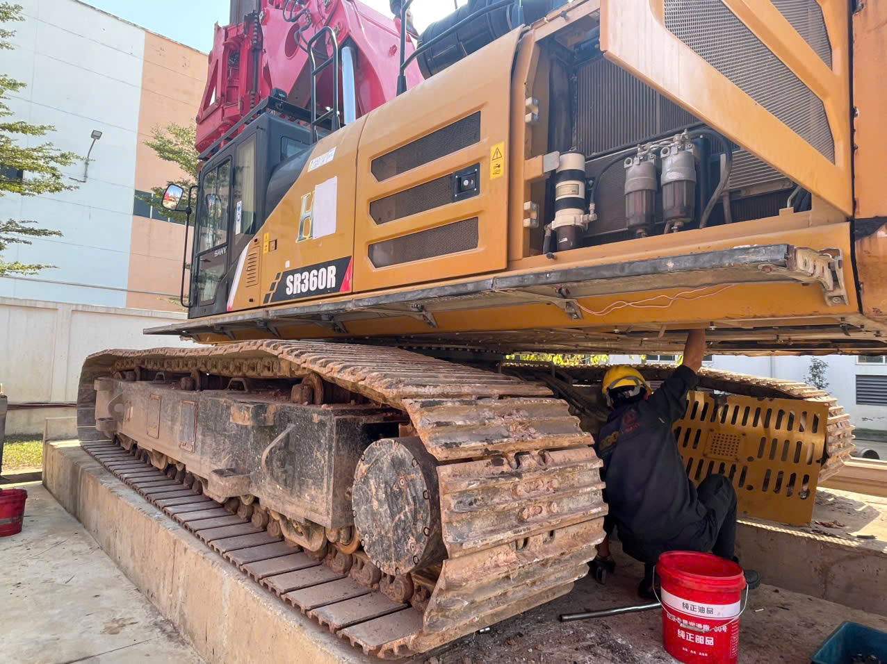 Cận cảnh khối động cơ ISUZU 6WG1 mạnh mẽ của máy khoan cọc nhồi SANY SR360R