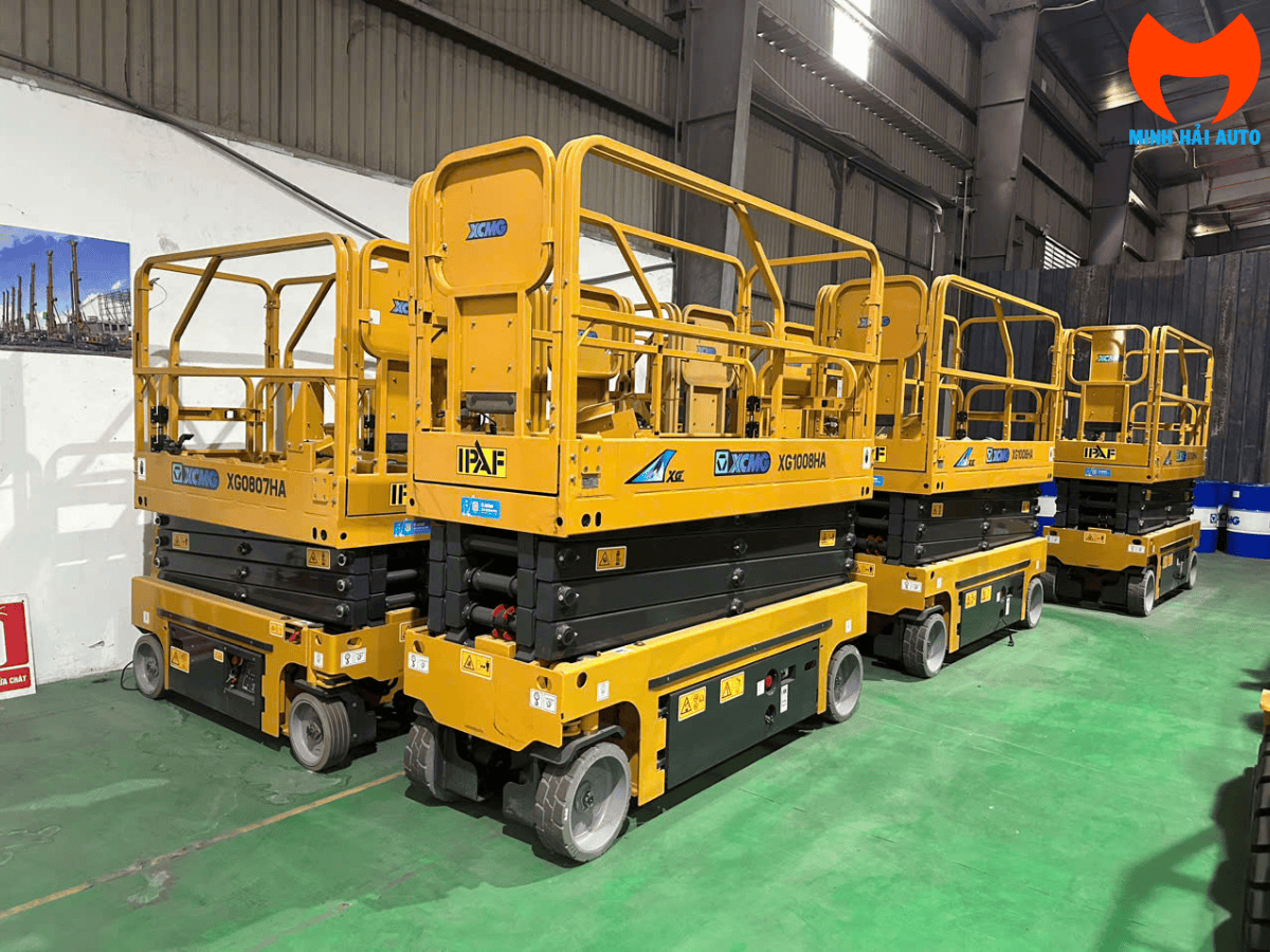 Cận cảnh sàn công tác và bảng điều khiển của xe nâng người tự hành XCMG XG1412HA.