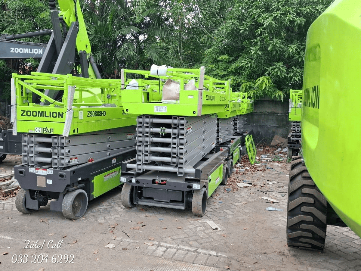 Cận cảnh sàn thao tác và bảng điều khiển của xe cắt kéo 14m Zoomlion ZS1212HD.