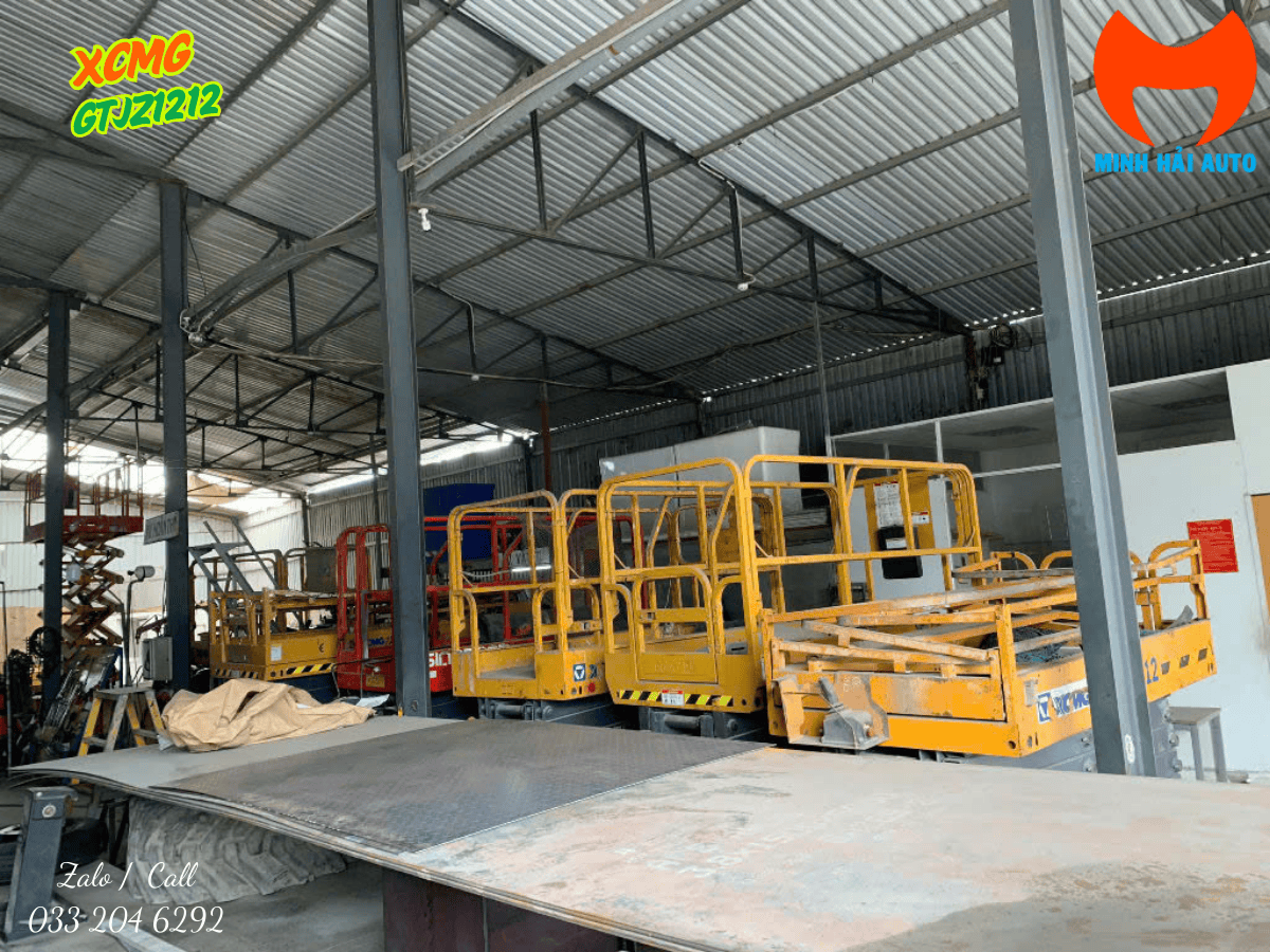 Cận cảnh sàn thao tác và bảng điều khiển dễ sử dụng của xe nâng người cũ 14m XCMG GTJZ1212.