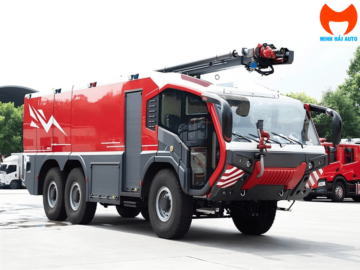 Cận cảnh vòi phun (monitor) trên nóc xe cứu hỏa ARFF 6x6 đang phun bọt chữa cháy trắng xóa, cho thấy sức mạnh và khả năng dập tắt nhanh các đám cháy nhiên liệu phức tạp.