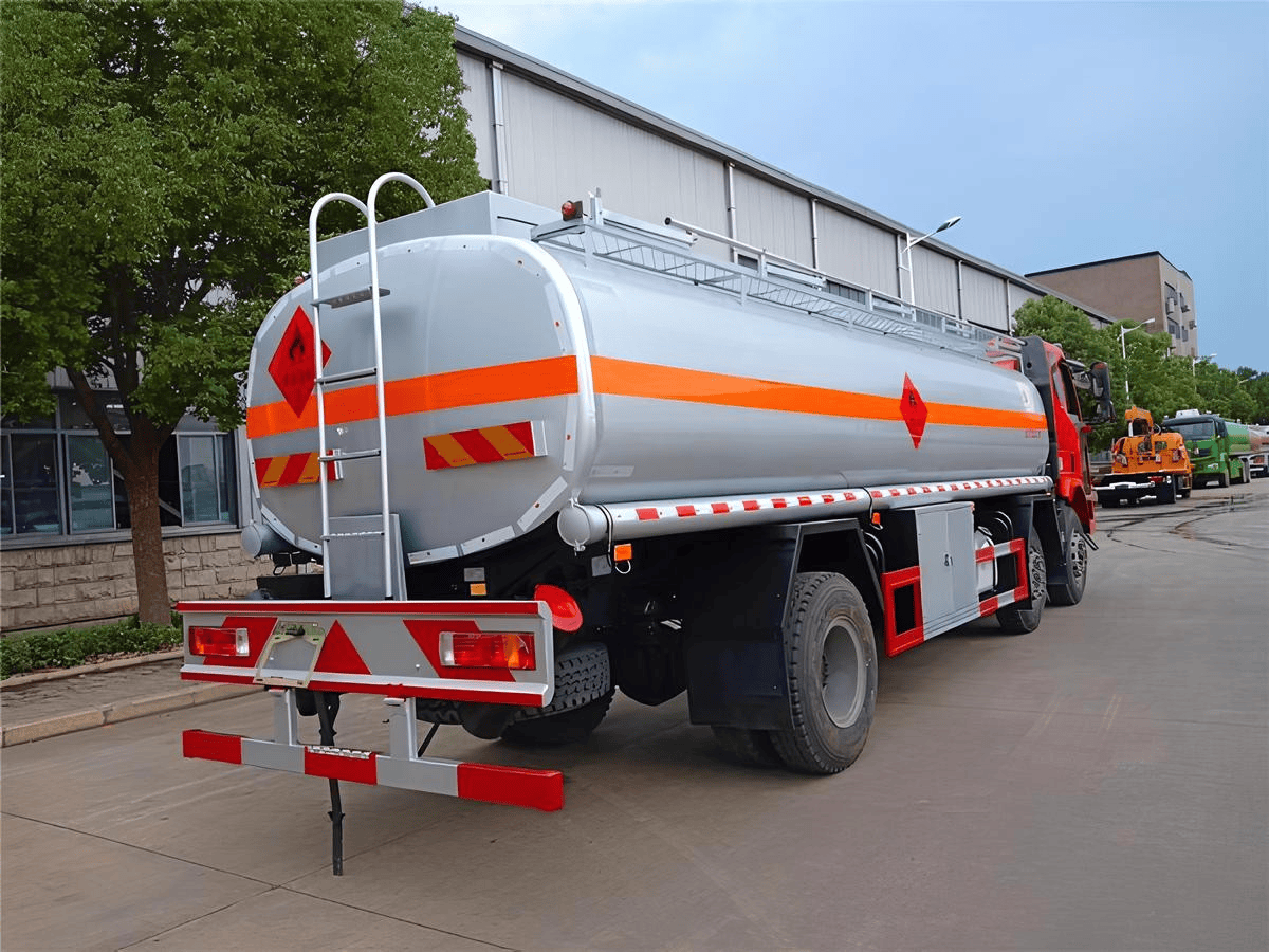 Cận cảnh xe bồn xăng dầu 18 khối FAW - giải pháp vận tải nhiên liệu cho doanh nghiệp tại Việt Nam.