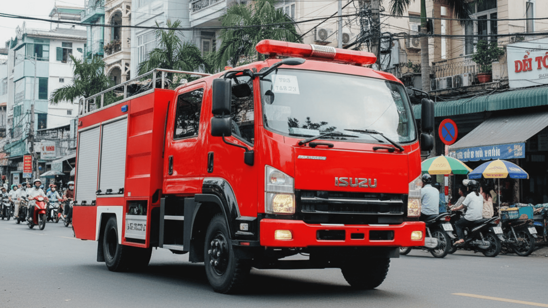 Cận cảnh xe chữa cháy Isuzu 5 khối chất lượng Nhật Bản, với téc nước inox và cabin kép rộng rãi, sẵn sàng bàn giao tại Minh Hải Auto.