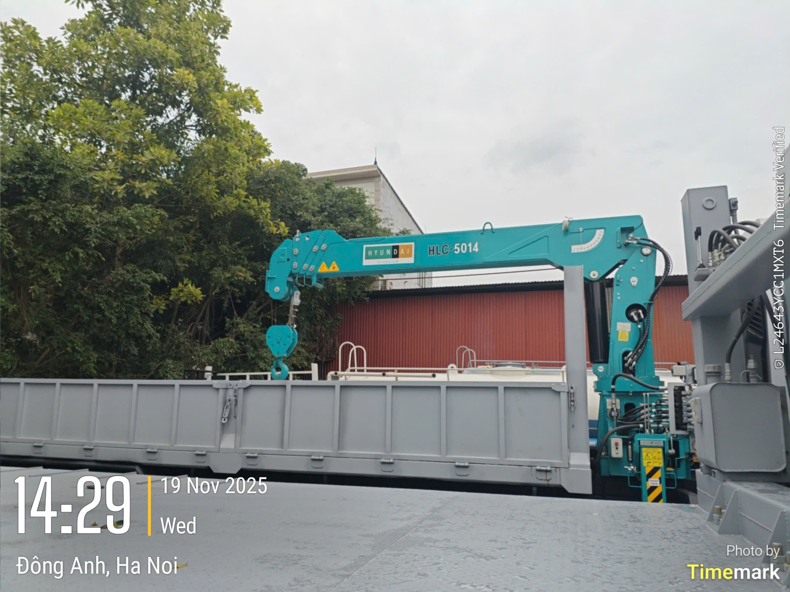 Cần cẩu lục giác 4 khúc của Hyundai Everdigm 5 tấn.