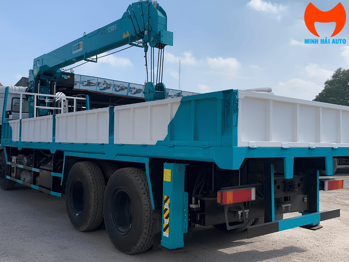 Can-cau-tu-hanh-12-tan-hyundai-everdigm-hlc-12015-dang-vuon-can-tai-cong-truong
