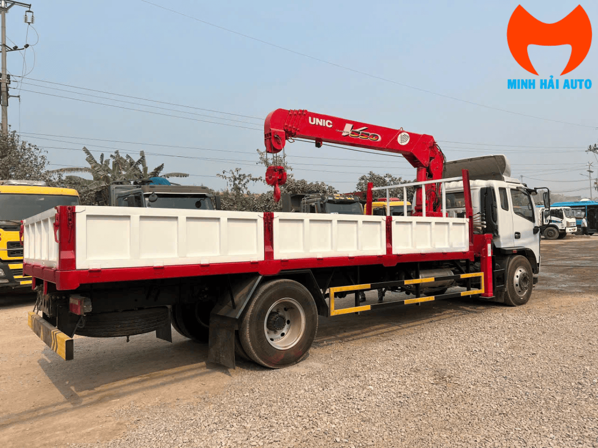 Cần cẩu Unic 5 tấn URV555 gắn trên xe Dongfeng D8
