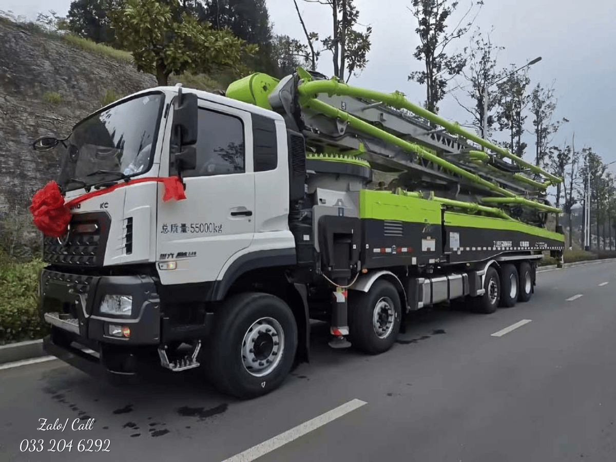 Cần của xe bơm bê tông hybrid 70m đang vươn cao tại một công trình xây dựng hiện đại.