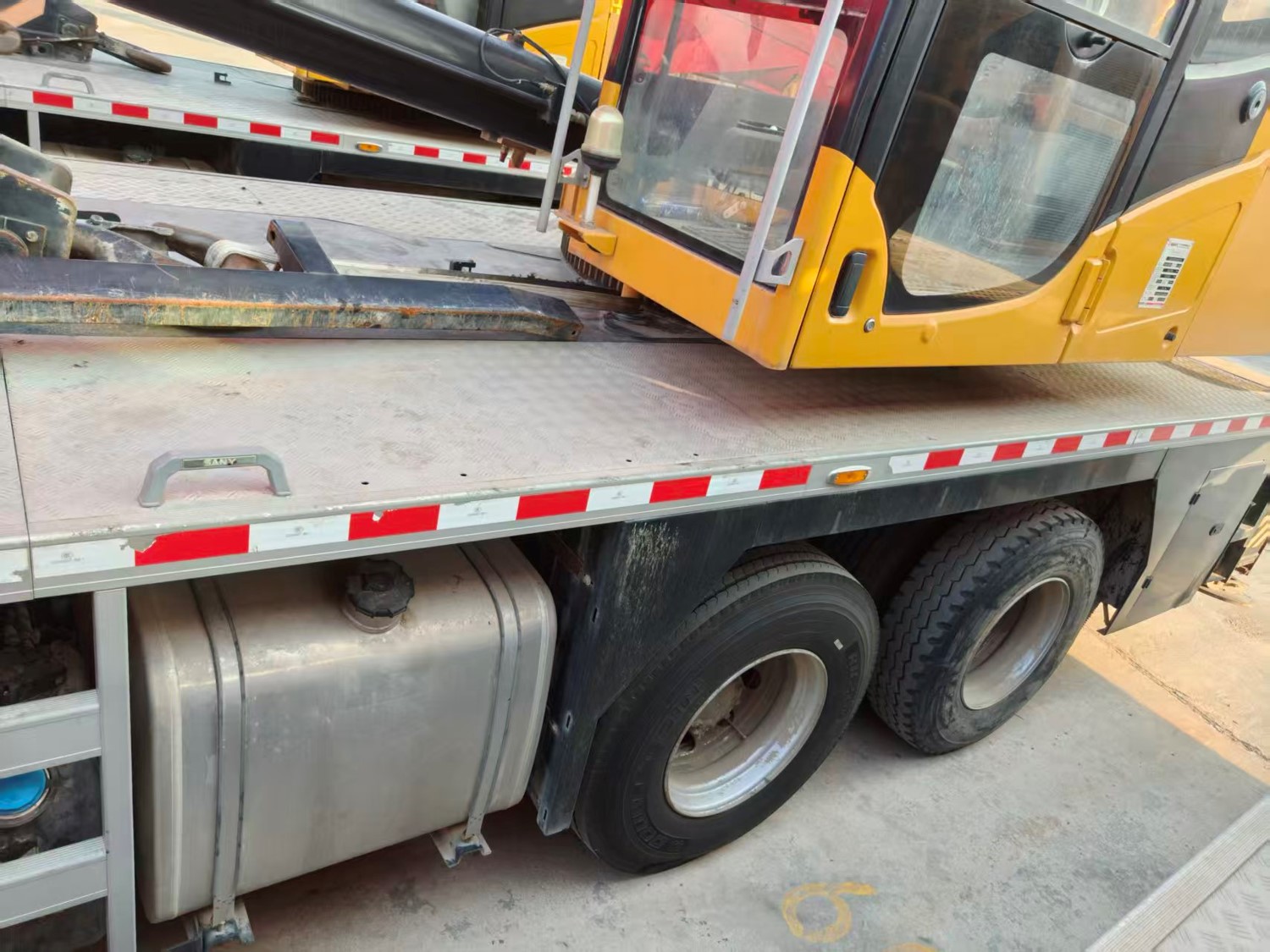 Cần trục 41 mét của xe cẩu Sany 25 tấn cũ đang hoạt động.