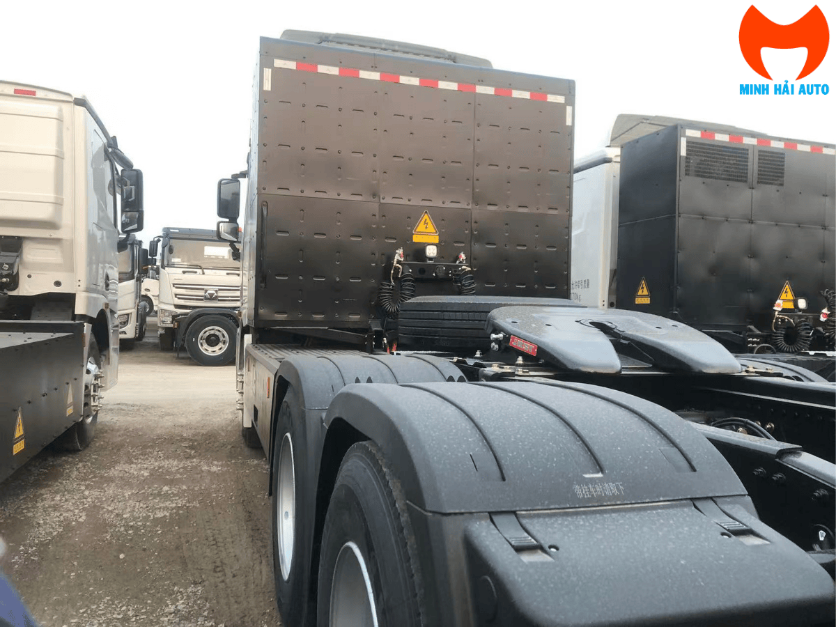 Cận cảnh cổng sạc kép siêu tốc trên xe đầu kéo điện XCMG EX700S