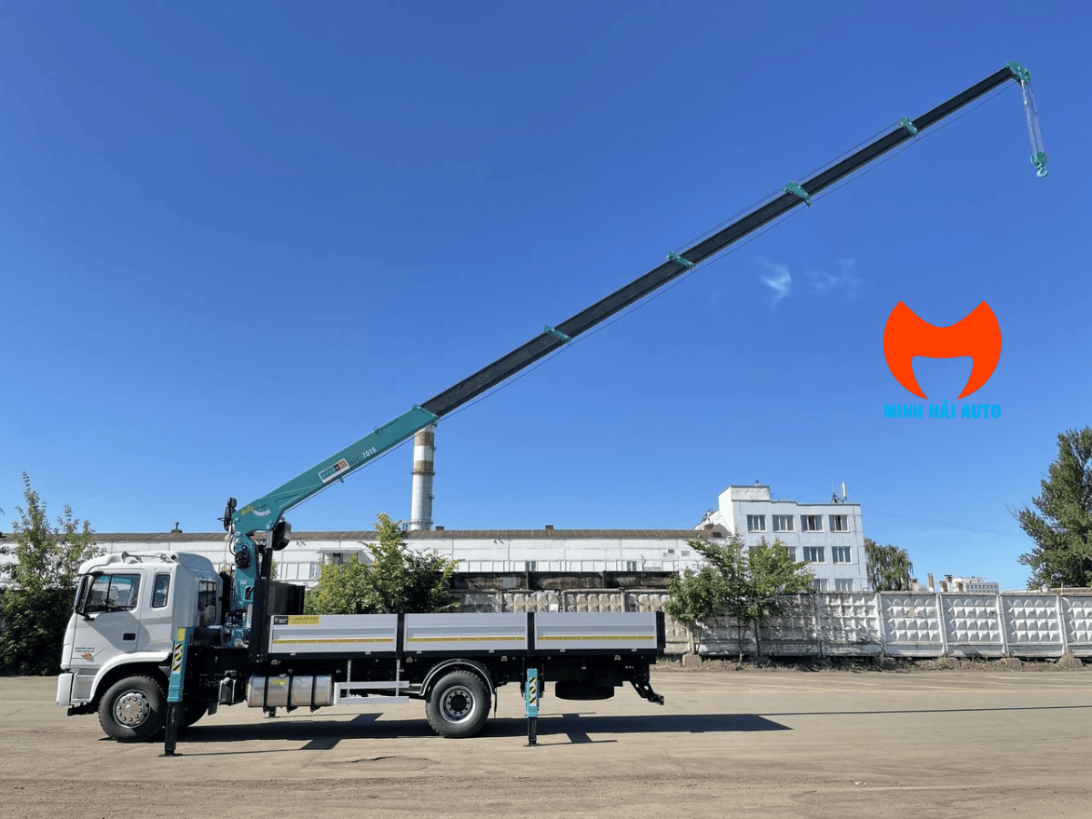 Cận cảnh khối động cơ Cummins ISD285 50 mạnh mẽ của xe tải JAC N200.