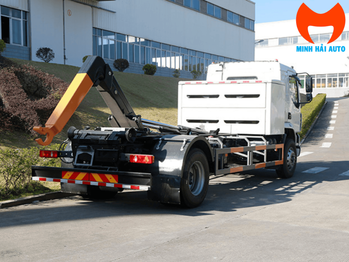 Cận cảnh khối pin CATL LFP dung lượng 218.54 kWh được trang bị trên xe hooklift điện.