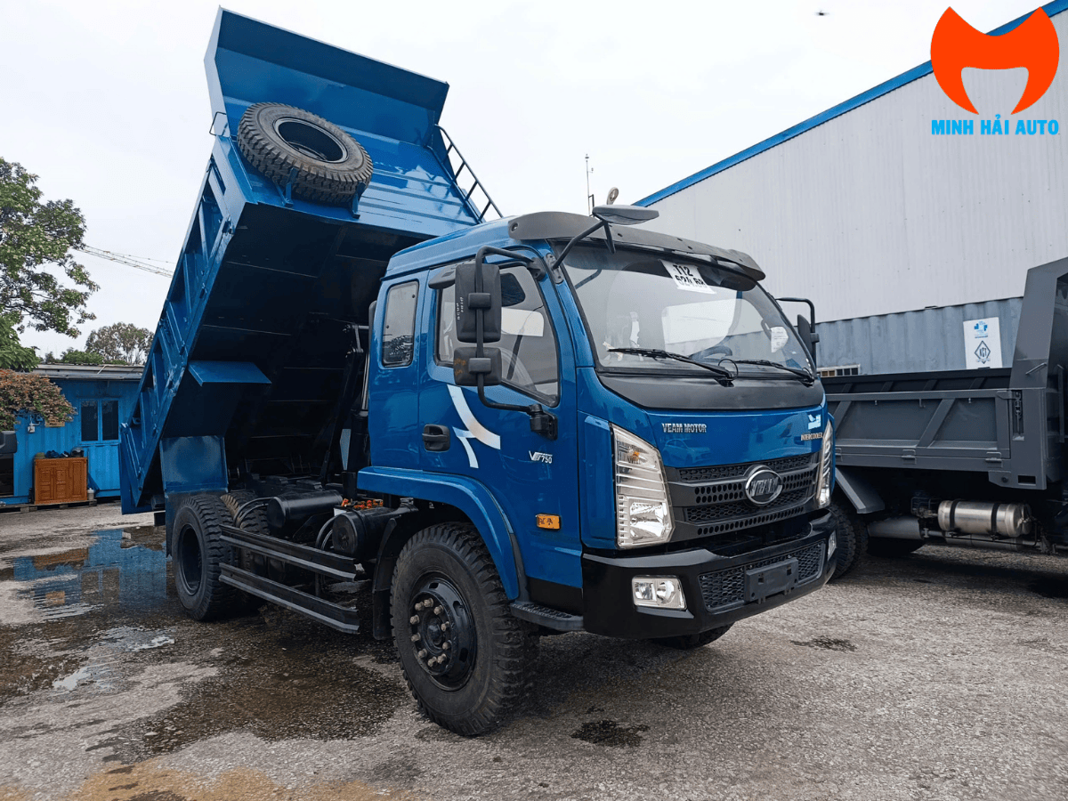 Cận cảnh động cơ Hyundai D4DB trên xe ben Veam VB750-1, máy khô ráo, nguyên bản.