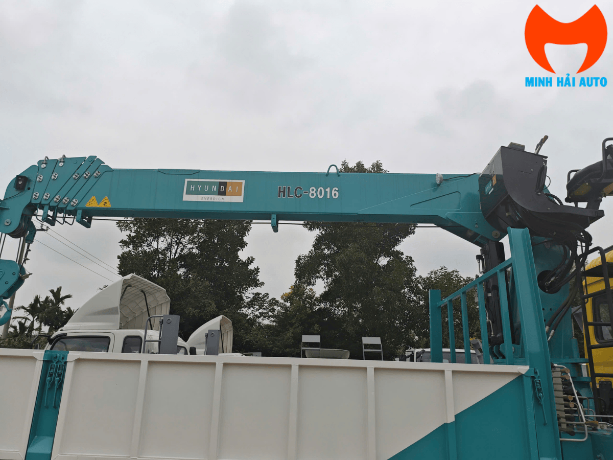 Cận cảnh xe chuyên dùng Dongfeng 3 chân gắn cẩu 8 tấn phục vụ chở máy công trình