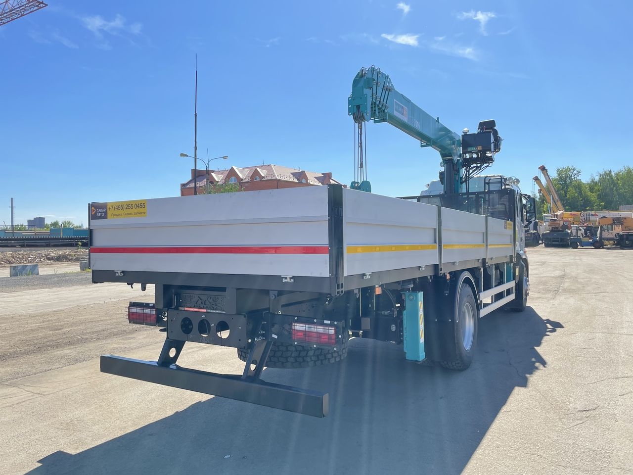 Cần cẩu Hyundai Everdigm HLC-7016 đang vươn cần 6 khúc mạnh mẽ.