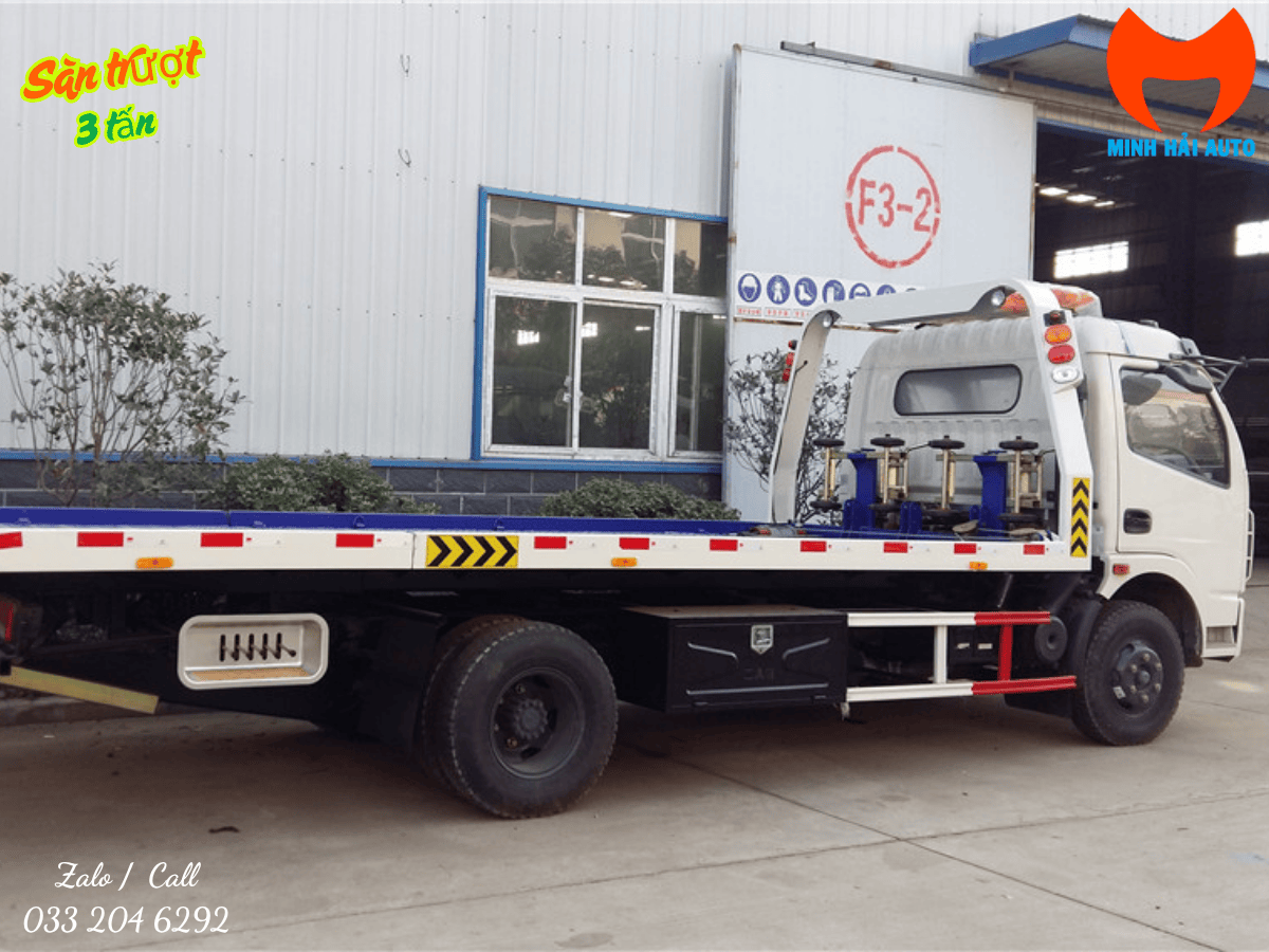 Càng kéo và tời thủy lực trên xe cứu hộ sàn trượt 3 tấn Dongfeng.