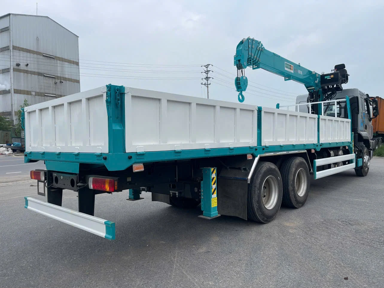 Kiểm tra cần cẩu móc cáp và chân chống trên xe Chenglong