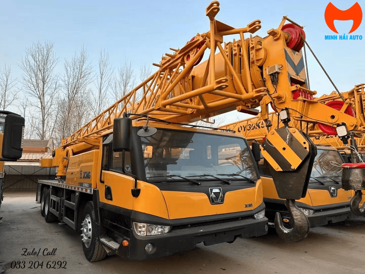 Cẩu bánh lốp 25 tấn XCMG QY25K5D với thiết kế tổng thể mạnh mẽ và hiện đại.