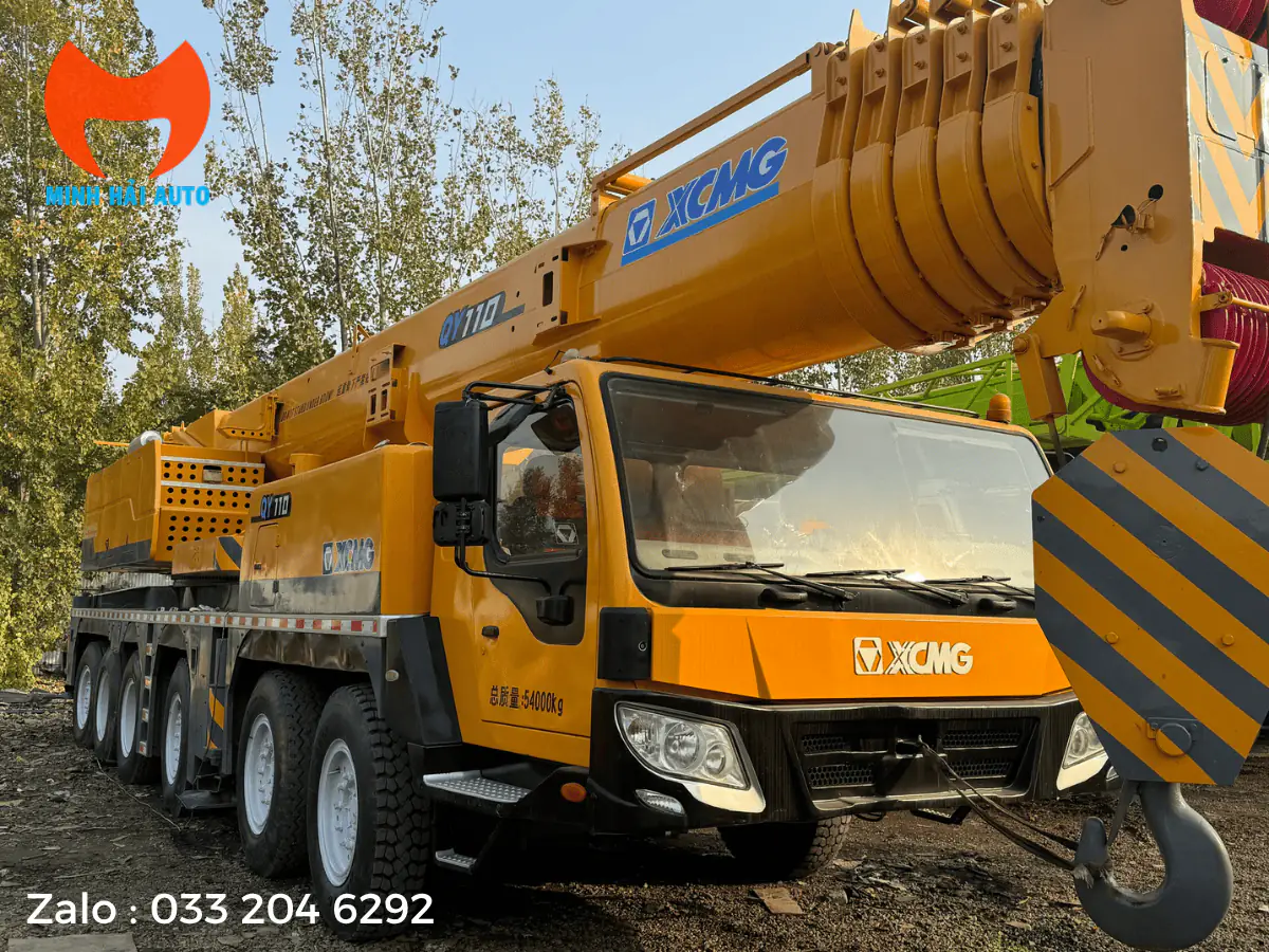 Xe cẩu bánh lốp XCMG nhìn chéo từ phía trước