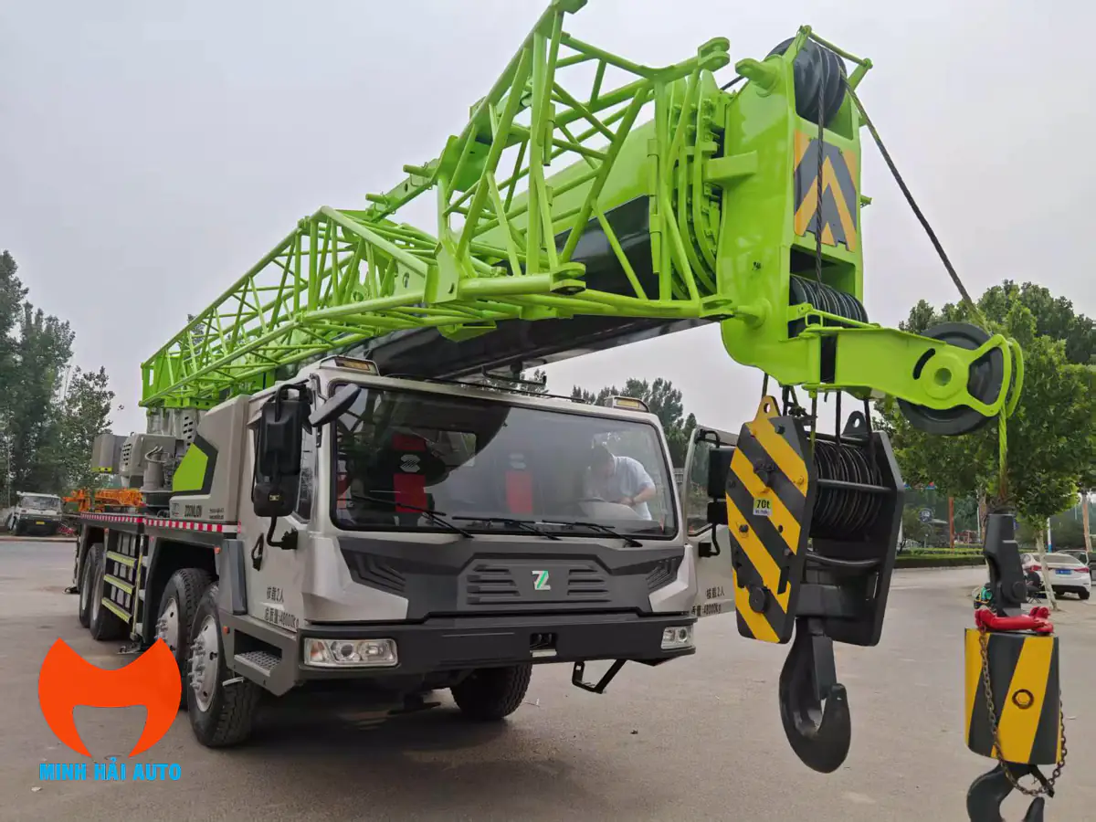 Xe cẩu bánh lốp Zoomlion nhìn chéo từ phía trước