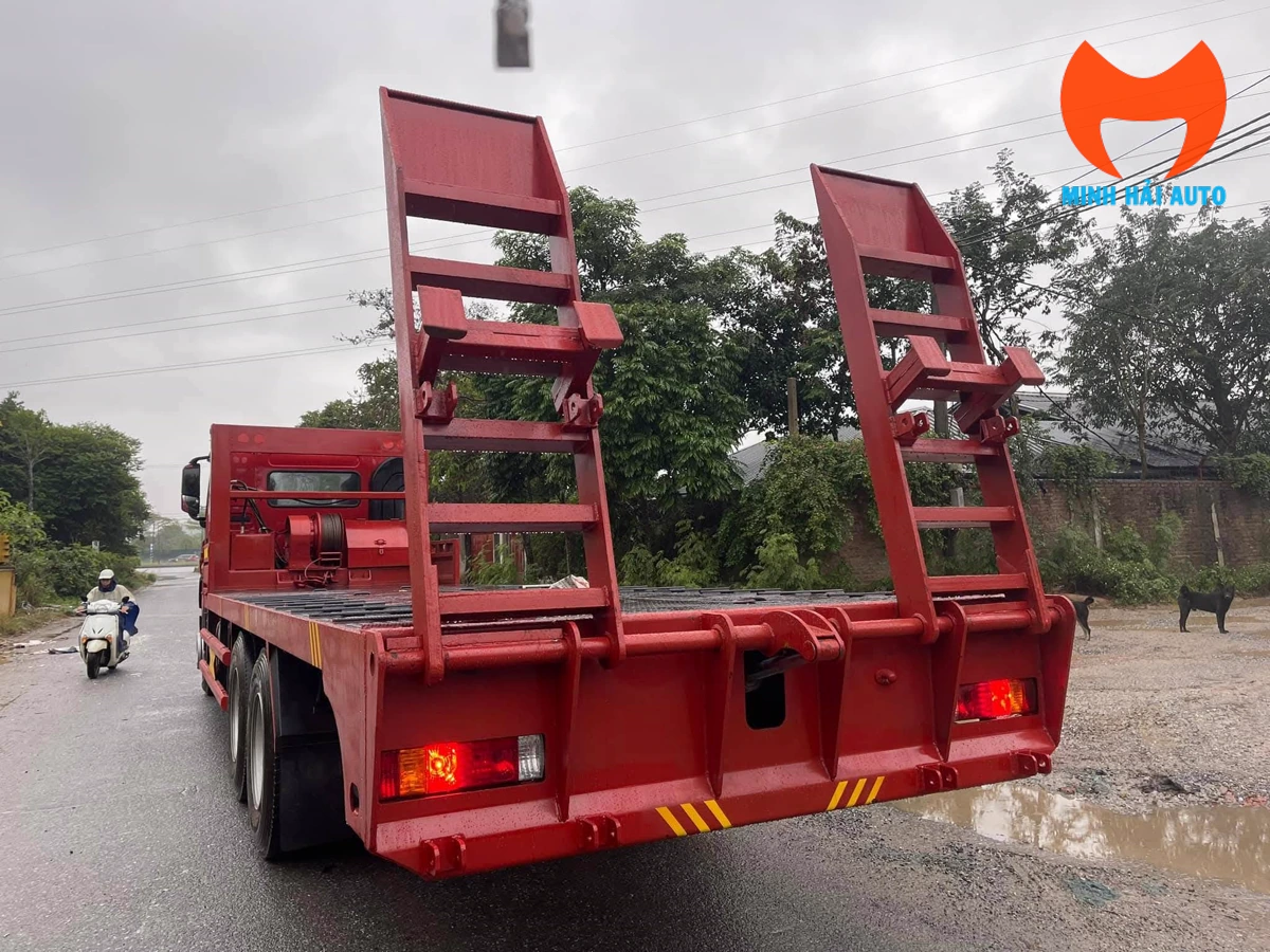Cầu dẫn gập phía sau sàn xe Chenglong 3 chân chở máy