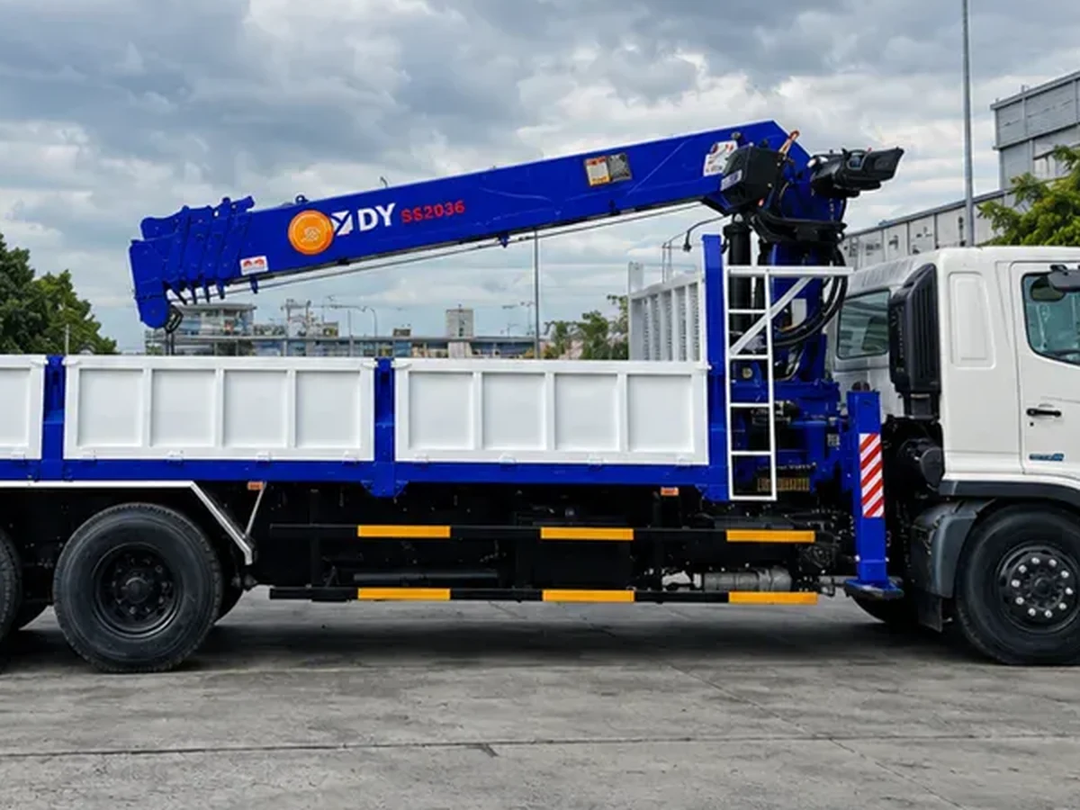 Tem model DY SS2036 trên thân cần cẩu lắp sau cabin xe Hino FM8JW7A