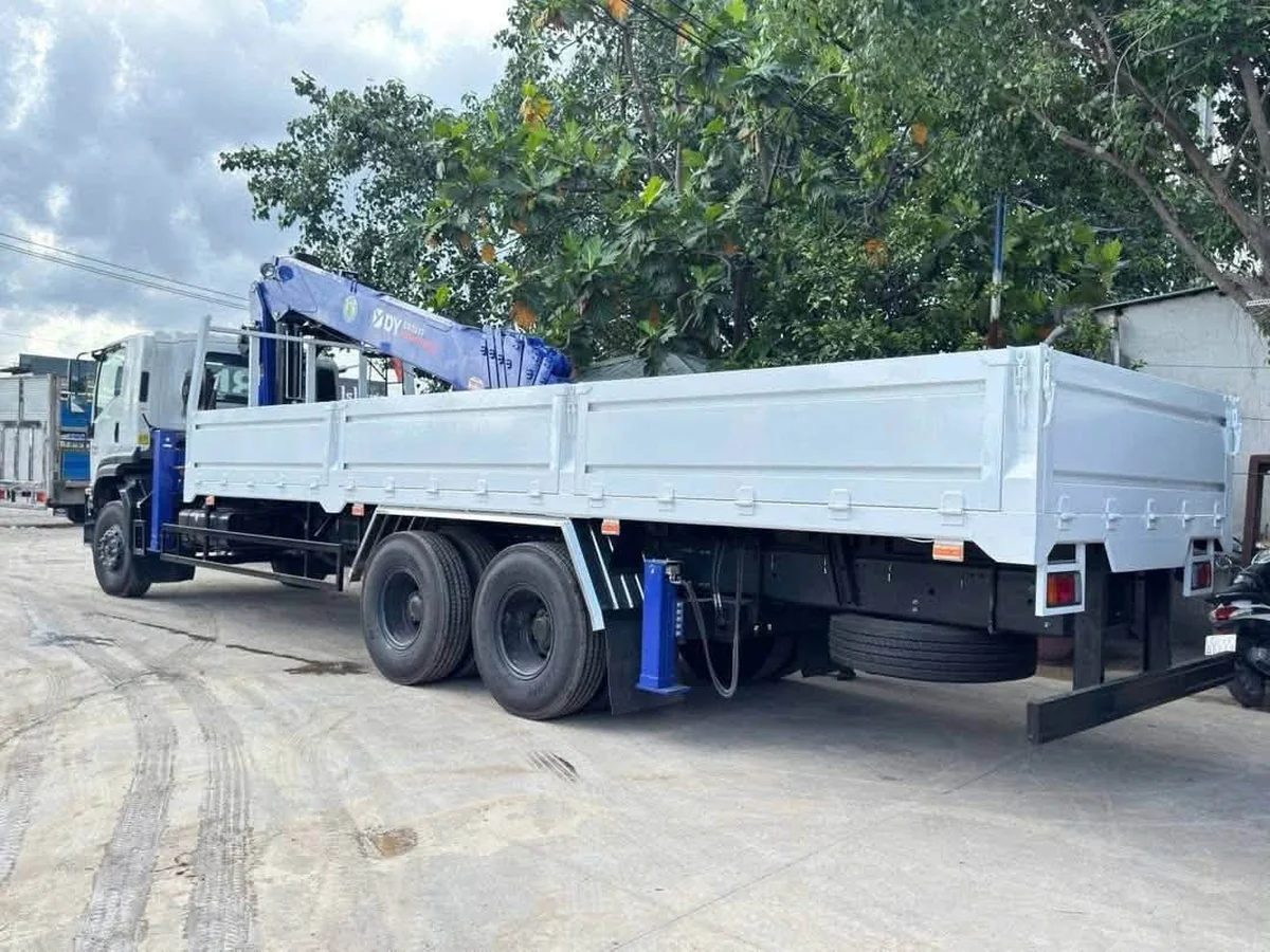 Cẩu Dongyang SS2037 8 tấn 7 khúc trên xe Isuzu FVM