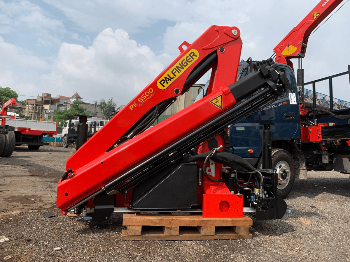 Cẩu gấp 3 tấn Palfinger PK 6500 chính hãng được lắp đặt hoàn thiện trên xe tải tại xưởng Minh Hải Auto.
