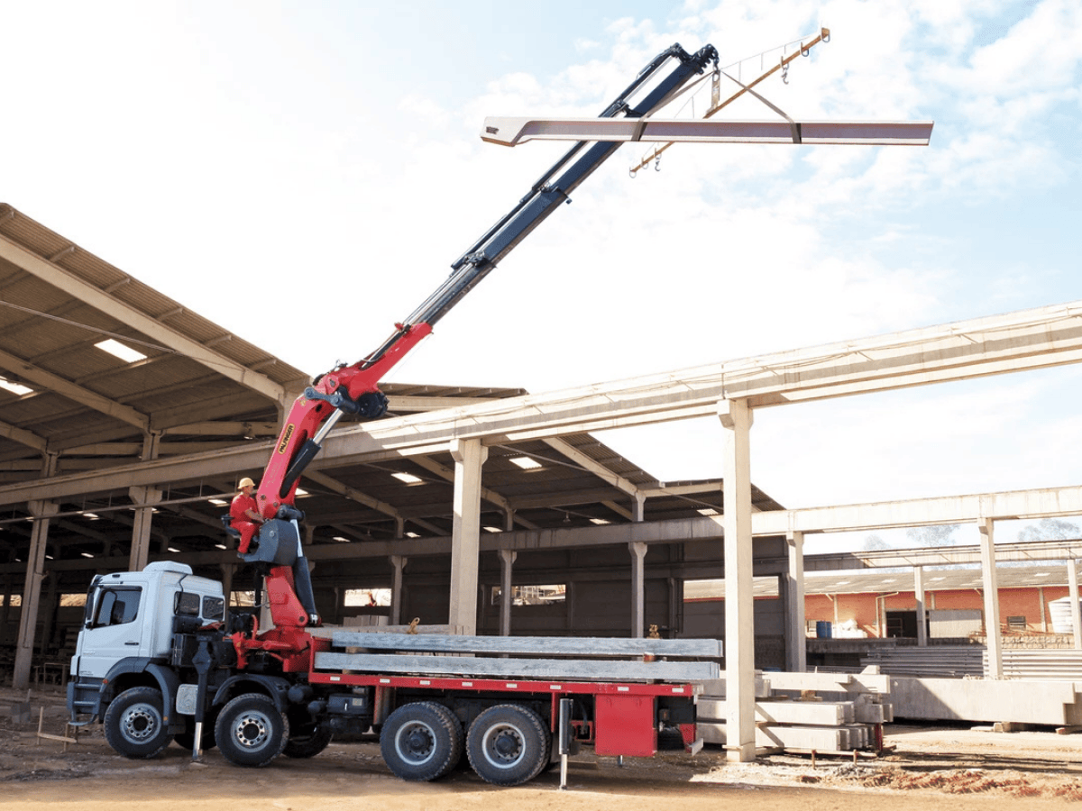 Cẩu gập Palfinger 20 tấn đang làm việc tại một công trường xây dựng lớn.