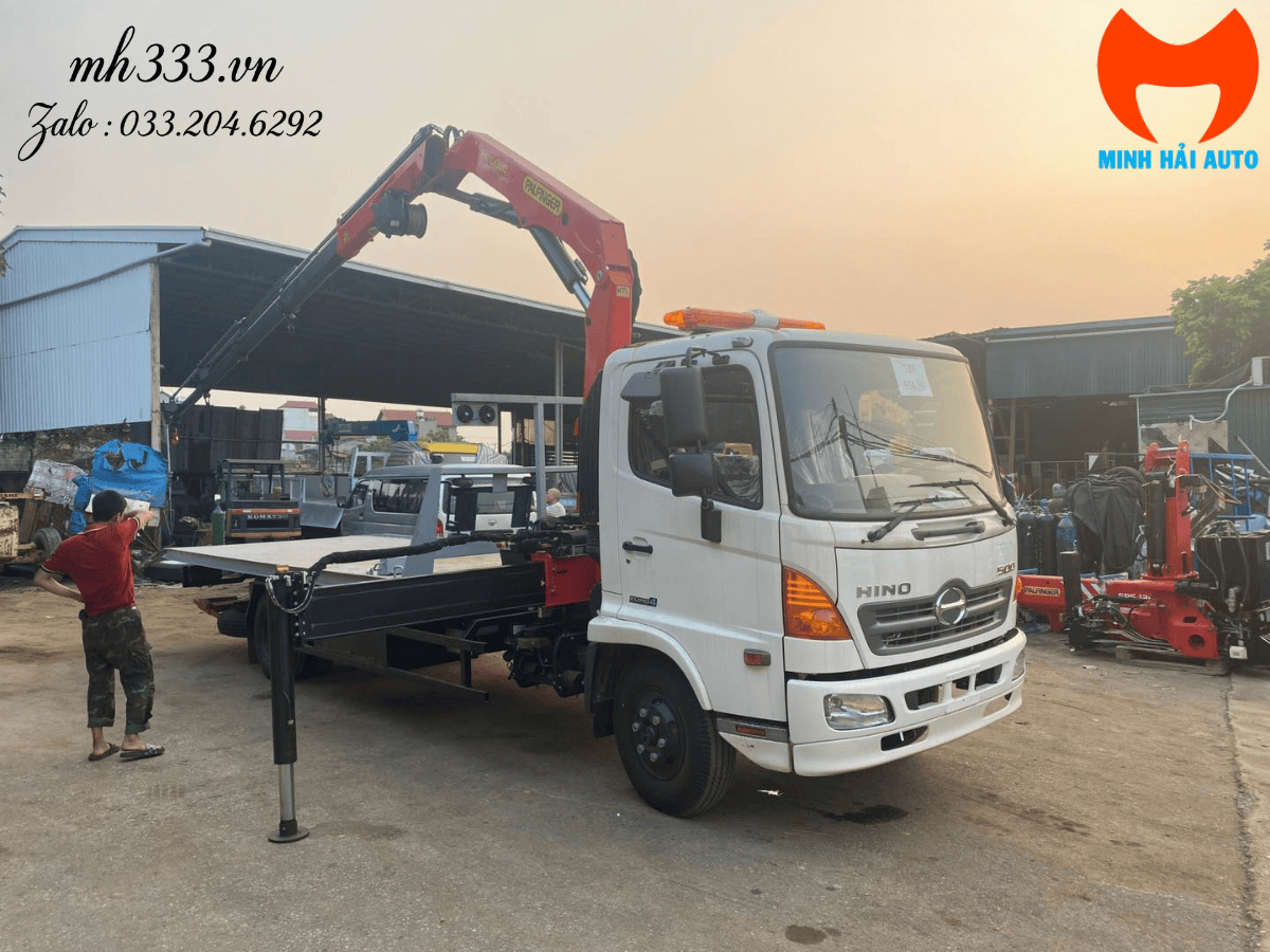 Cẩu gập Palfinger 5 tấn đang nâng hàng hóa trong công trình xây dựng