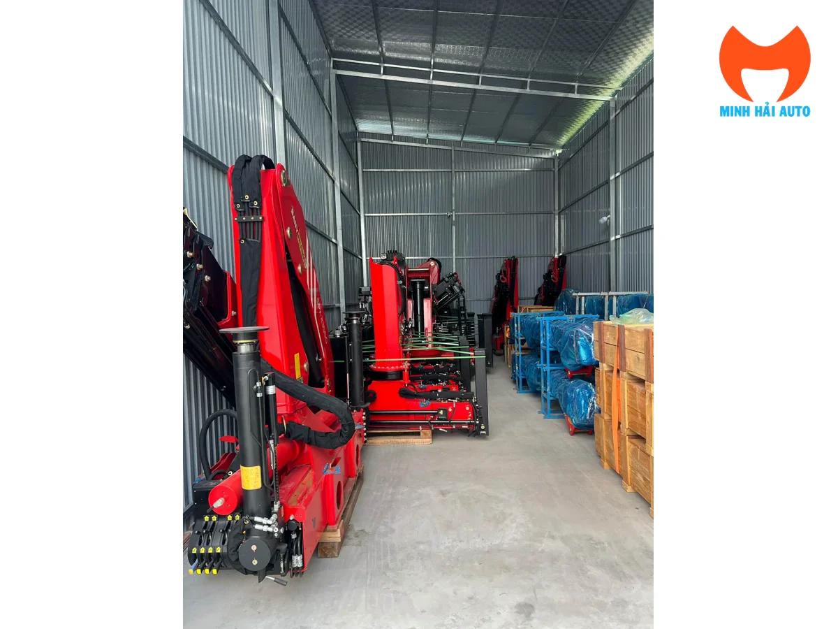 Cẩu gập và phụ kiện được sắp theo dãy trong kho