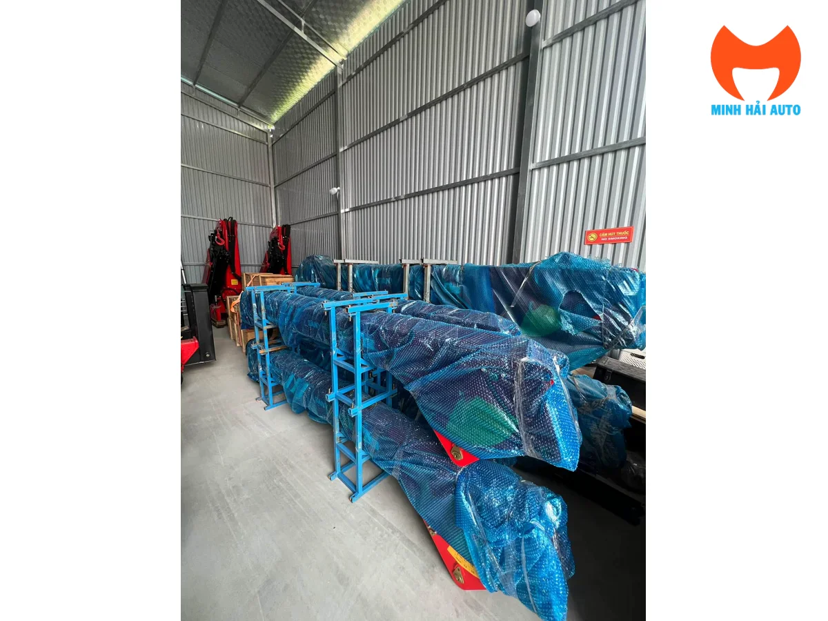 Các chi tiết cẩu được bọc bảo vệ và đặt trên giá trong kho