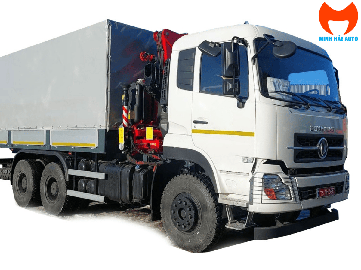 Cẩu gập Palfinger PK 16002 đang nâng ống bê tông tại một công trường xây dựng.