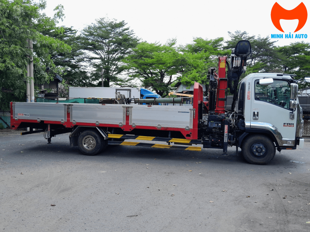 Cẩu gập Palfinger PK10000 đang hoạt động tại một công trường xây dựng, thể hiện sự linh hoạt.