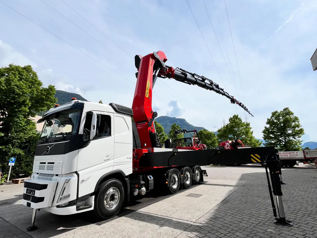 Palfinger PK 200002 L-SH vươn cần trên xe Volvo