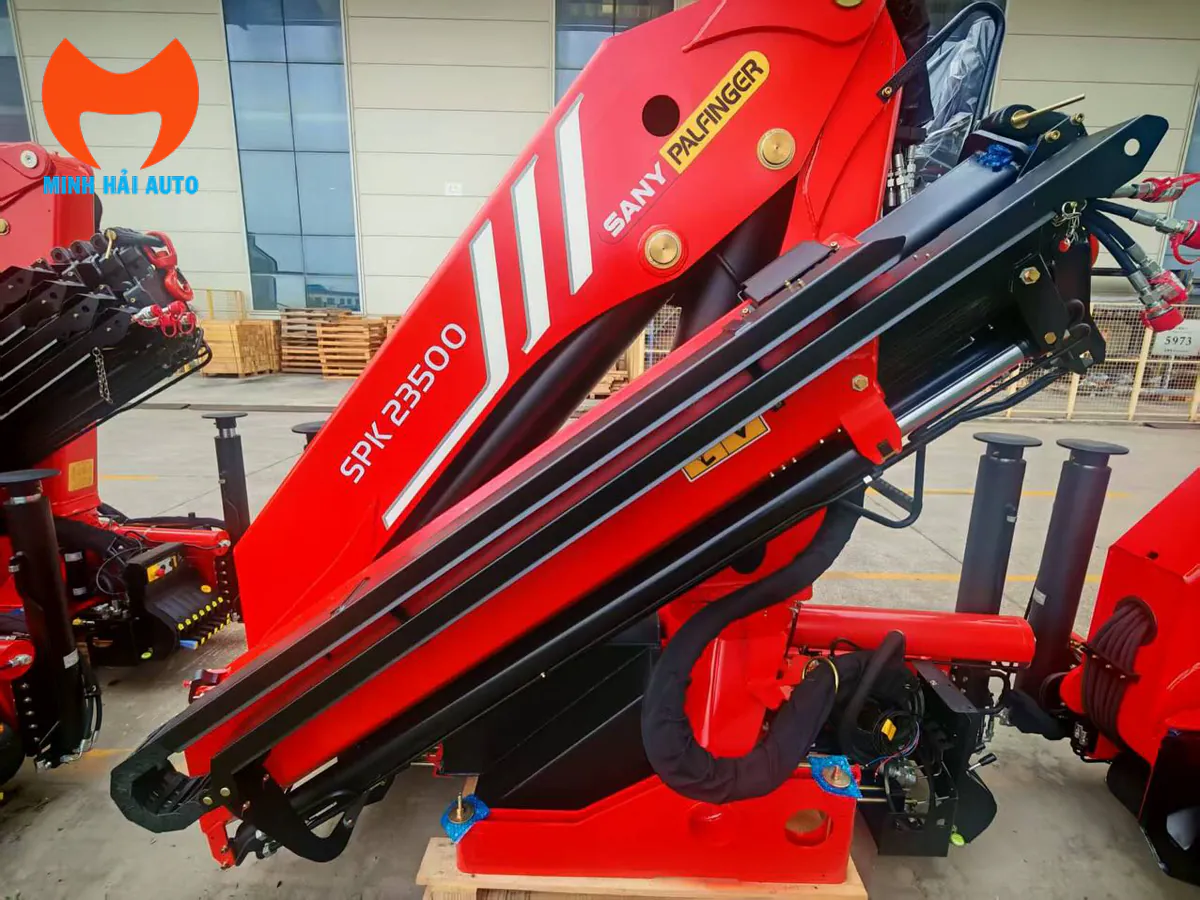 Cụm cẩu gập SANY PALFINGER SPK 23500 màu đỏ ở trạng thái thu cần