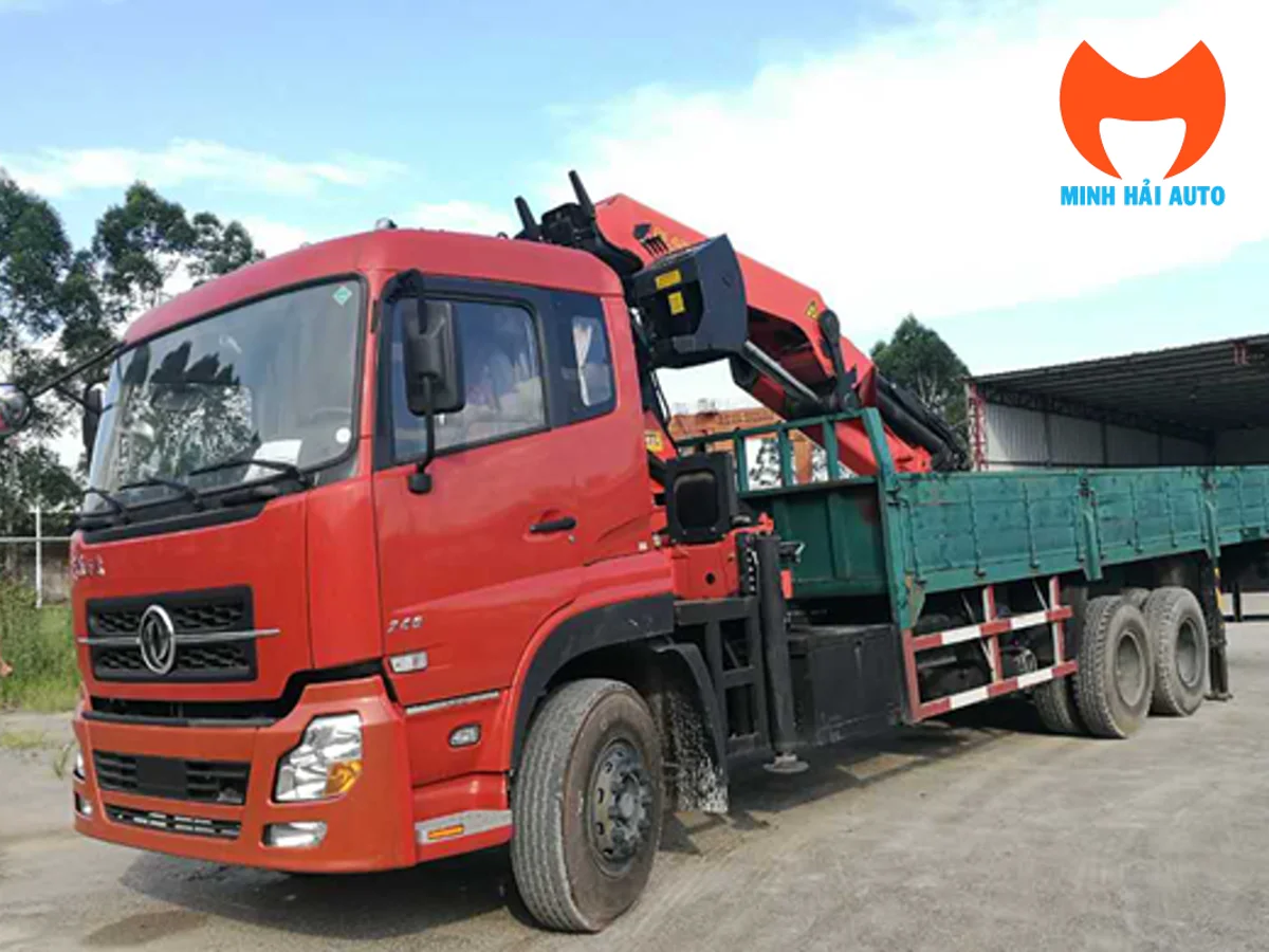 Cẩu gập SANY PALFINGER SPK 42502 khi gấp gọn sau cabin xe tải Dongfeng 4 chân