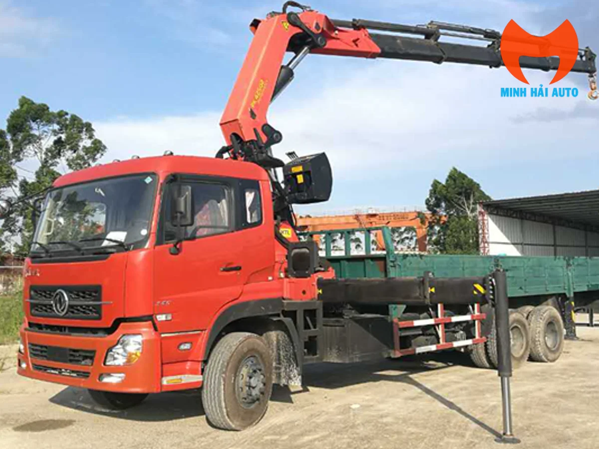 Cẩu gập robot SANY PALFINGER SPK 42502 khi vươn cần làm việc trên xe tải thùng