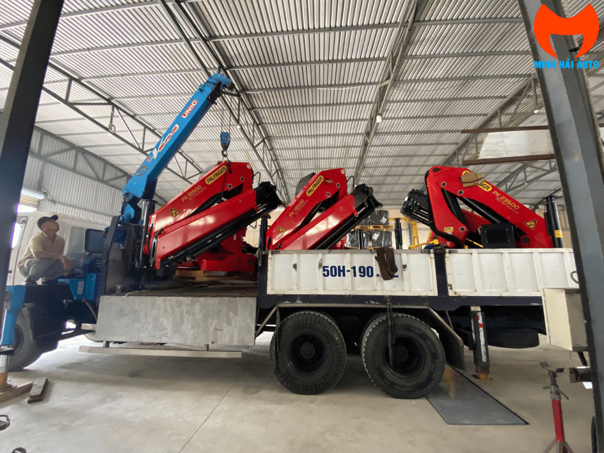 Cẩu gập thủy lực 10 tấn Palfinger PK 23500 nhập khẩu châu Âu, giải pháp nâng hạ chuyên dụng cho xe tải.