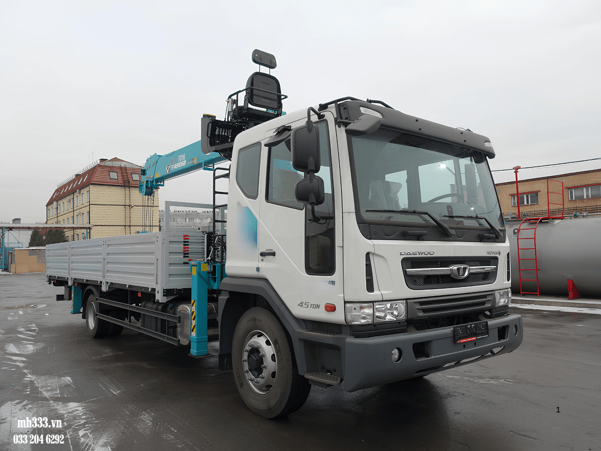 Cẩu Hyundai 6 tấn HLC-7016 đang được lắp đặt hoàn chỉnh trên xe tải chuyên dụng.