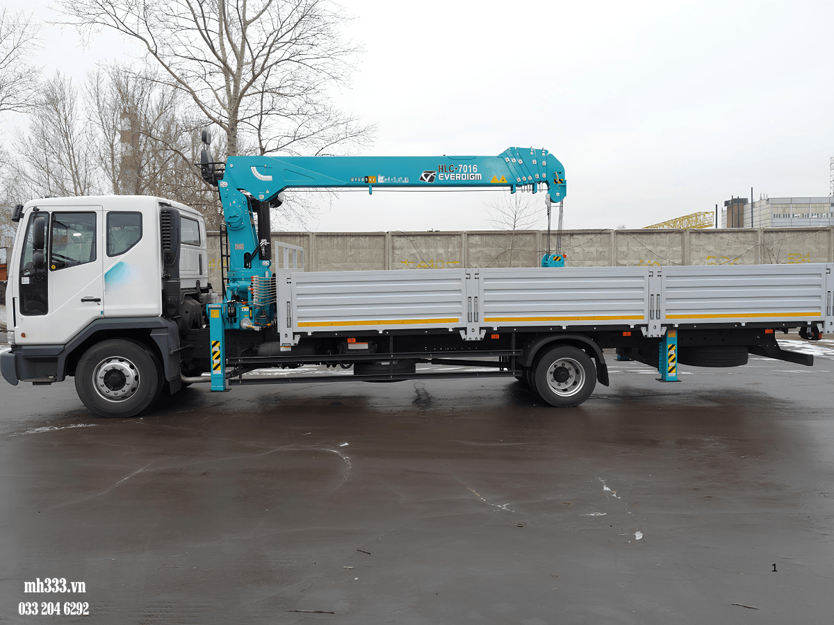 Cẩu Hyundai 6 tấn HLC-7016 đang thực hiện nâng hạ vật liệu tại một công trình xây dựng.