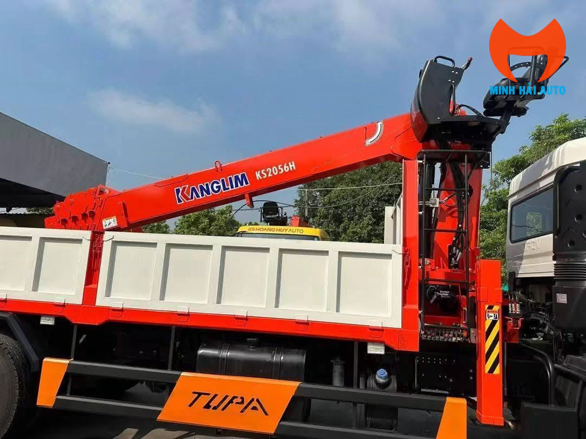 Thân cẩu Kanglim KS2056H lắp sau cabin Dongfeng KL270